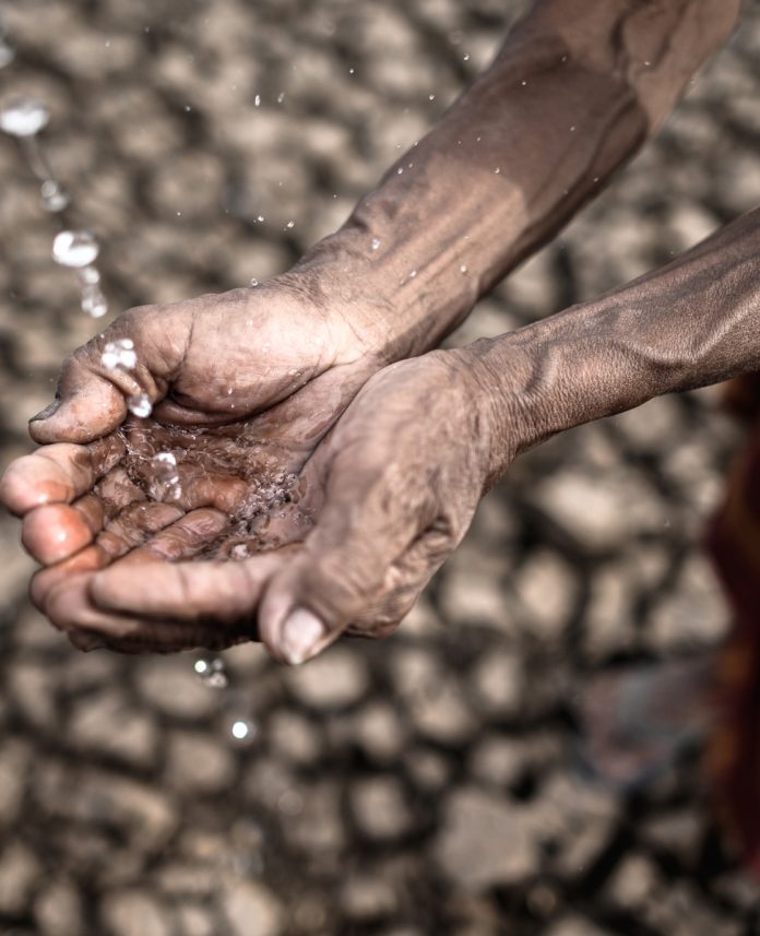 elderly-men-are-exposed-rainwater-dry-weather-global-warming (2)